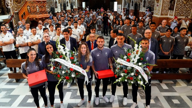 El Granada CF ofrece una ofrenda floral a la Virgen de las Angustias 