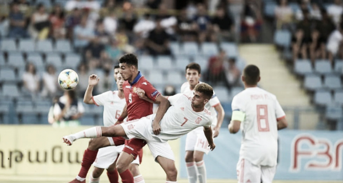 Ferrán Torres pelea un balón con un futbolista armenio / Foto: @sefut