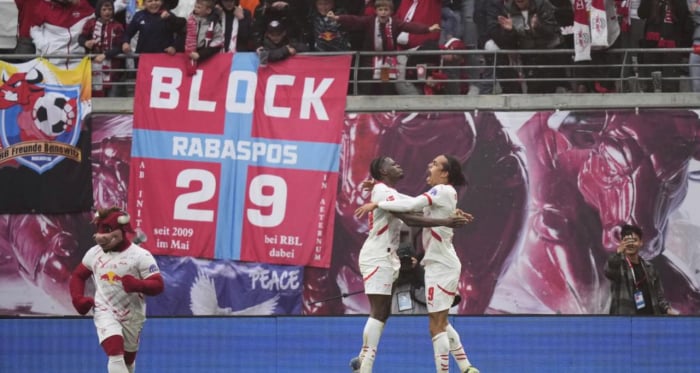 Poulsen amarga el alirón del Bayern en el último suspiro
