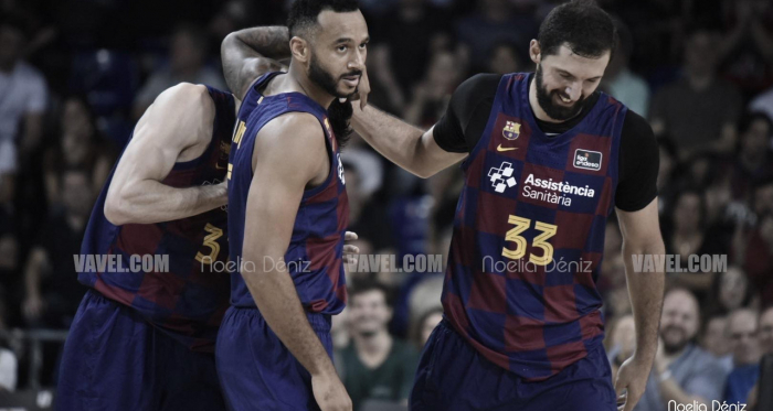 Los jugadores del Barcelona abrazando a Bolmaro (VAVEL)