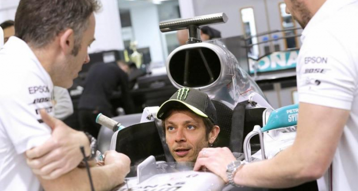 Rossi probando el asiento del monoplaza en la sede de Mercedes | FOTO: @valeyellow46