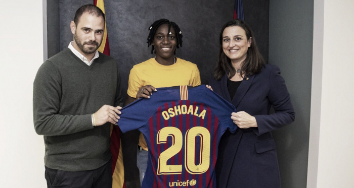 Asisat Oshoala junto a Markel Zubizarreta y Maria Teixidor | Foto del Fútbol Club Barcelona en Twitter (@FCBfemeni)