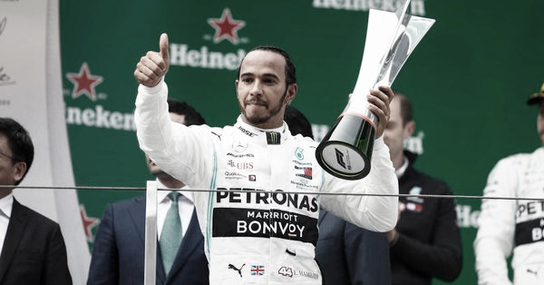 Hamilton festejando con el trofeo | Foto: Fórmula 1