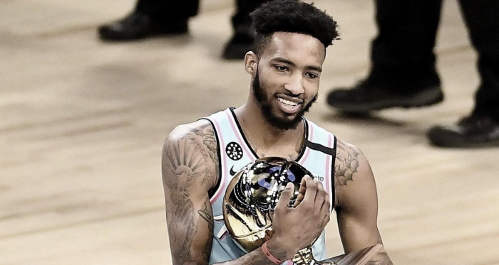 Jones Jr. wins controversial dunk contest over Gordon