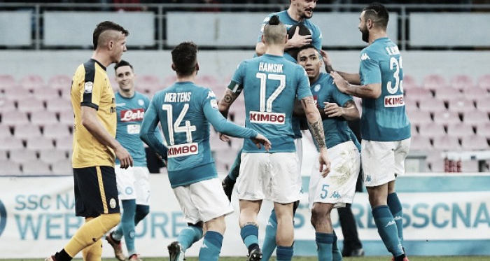 Napoli sofre, mas derrota Hellas Verona e se mantém no topo da Serie A