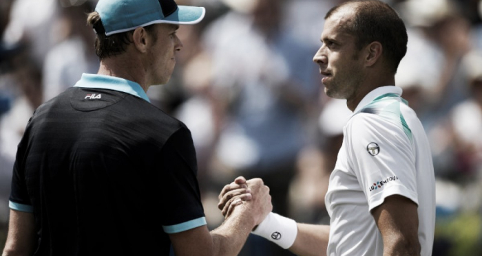 Sam Querrey and Gilles Muller shake hands (Photo: Reuters)