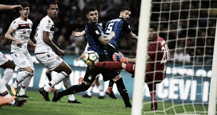 Lance do primeiro gol: ninguém desviou a falta cobrada por João Cancelo (Foto: Miguel Medina/AFP)