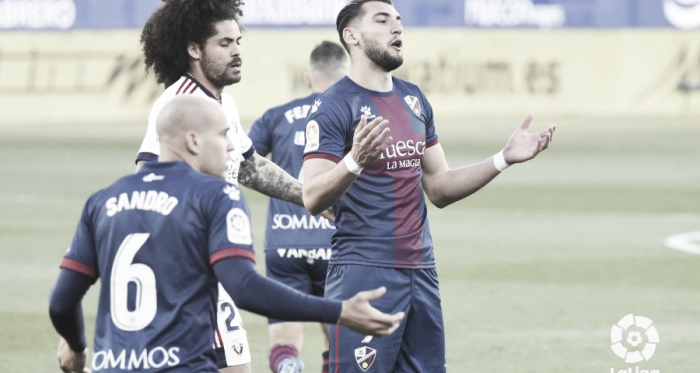Las tarjetas amarillas amargan la recta final al Huesca