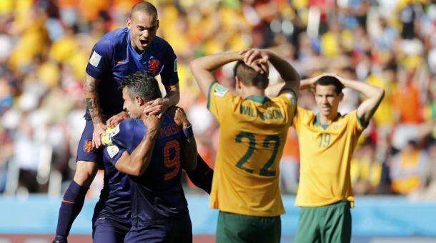 Holanda suda sangre para derrotar a Australia