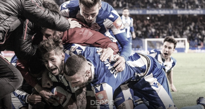 La plantilla festeja el gol de Carlos en el tiempo de descuento // RCDeportivo 