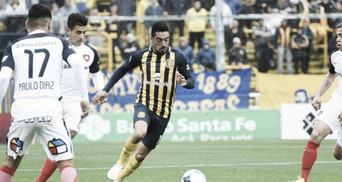 Camacho controla la pelota en el último partido del Canalla frente a San Lorenzo en el Gigante. (Foto: Rosario Nuestro)