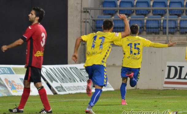 Salvi desatasca al Cádiz para dejar al Laredo en la cuneta