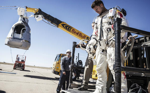El fuerte viento impide el despegue hacia la estratosfera de Felix Baumgartner