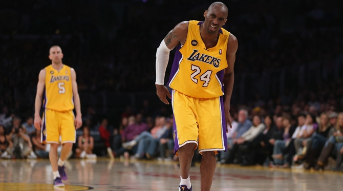 Lakers vencen en un partido agónico, pero Kobe vuelve a caer lesionado