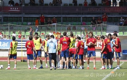 Arbeloa no se ejercita y Cesc ya trabaja con el grupo