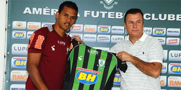 Contra o Cruzeiro, Coelho deve ter mudanças nas laterais