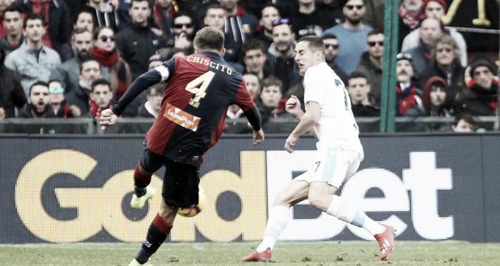 Momento do chute do lateral-esquerdo, que resultou em belo gol da vitória genovesa (Foto: Divulgação/Genoa CFC)