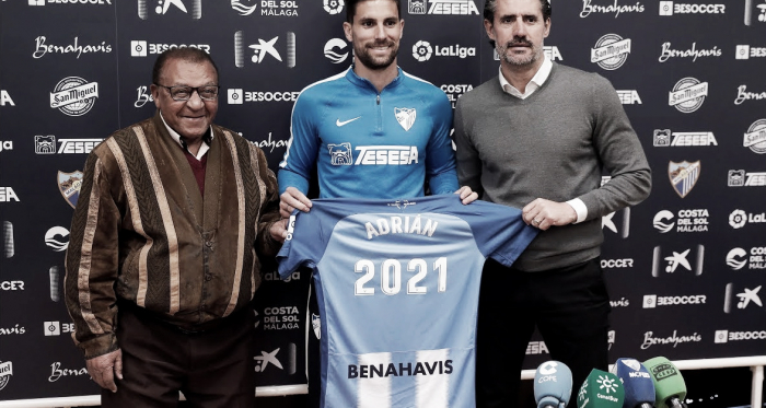 Adrián posando con la camiseta y el año que firma. | Foto: Málaga CF