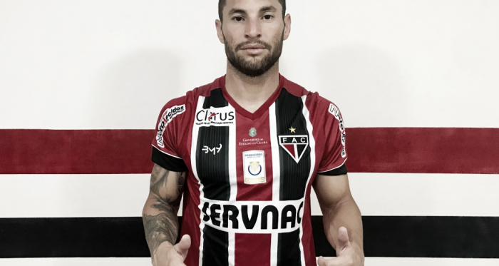 Lateral Adriano sendo apresentado pelo Ferrão (Foto: Lenilson Santos/Ferroviário)