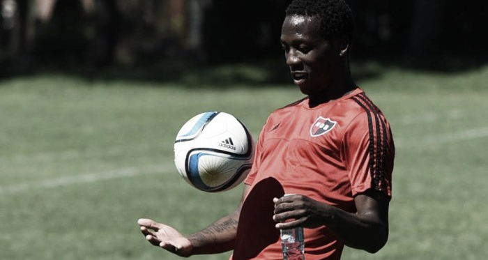 Advíncula firmó como nuevo jugador de Newell's Old Boys durante la semana pasada. Foto: Facebook, Club Atlético Newell's Old Boys