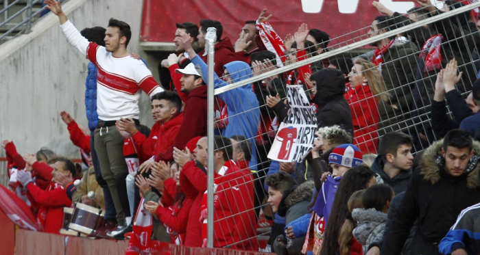 Afición del Granada CF en el estadio Nuevo Los Cármenes. Foto: Antonio L. Juárez