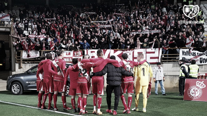 Jugadores con la afición. Fotografía: Rayo Vallecano S.A.D