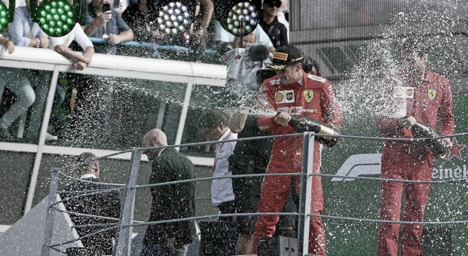 Leclerc festejando en el podio | Foto: Fórmula 1