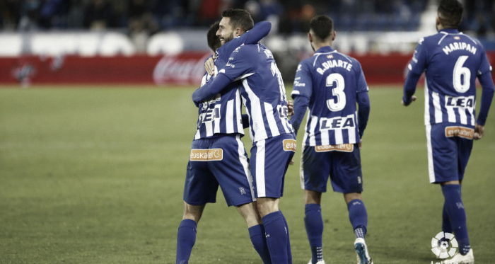 Los jugadores del Deportivo Alavés celebran la victoria frente al Villarreal (FOTO: LaLiga)