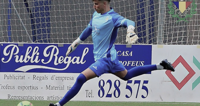 Alex Iglesias, firma por la UE Sant Julià de Primera
División de Andorra