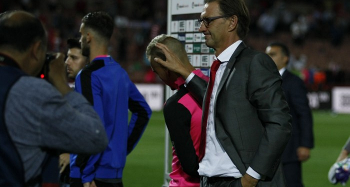 Tony Adams consuela a Pereira tras el último partido de la temporada | Foto: Antonio L. Juárez.