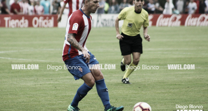 Andre Sousa golpea a un balón durante un partido de pretemporada | Imagen: Diego Blanco - VAVEL