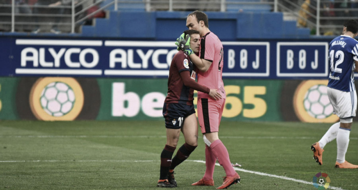 Los jugadores de la SD Eibar se abrazan en el choque que los enfrentó a la Real Sociedad la pasada campaña en Ipurúa (FOTO:// LaLiga)