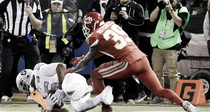 Oakland Raiders wide receiver Michael Crabtree,bottom, catches a touchdown pass in front of Kansas City Chiefs cornerbackTerrance Mitchell (39) |Thursday, Oct. 19, 2017. Source - AP Photo/Ben Margot|