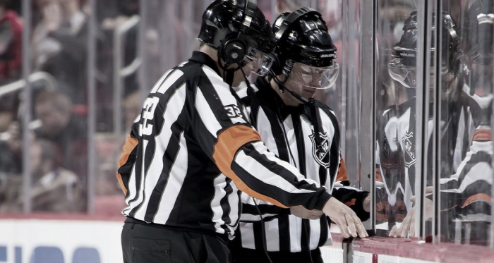 Dos arbitros durante un partido de la NHL revisando una jugada | Foto: NHL.com