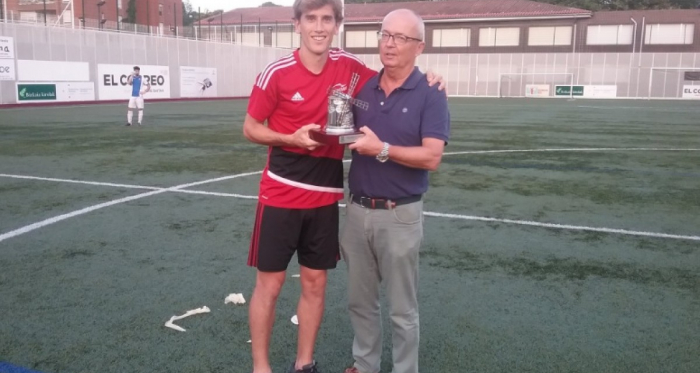 El presidente del Arenas, Francisco Egusquiaguirre, entrega el trofeo a Aitor Ramos. | FOTO: Arenas Club