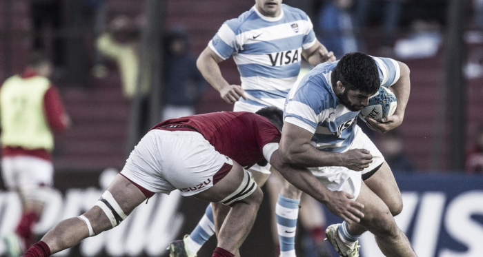 Nahuel Tetaz Chaparro, pilar derecho de la Argentina, intenta evitar el tackle de un rival. Crédito: UAR.