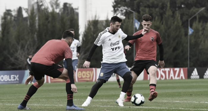 Leo Messi tuvo la posibilidad de enfrentar por primera vez a la Lepra, aunque sea de informalmente (Foto: Prensa AFA)
