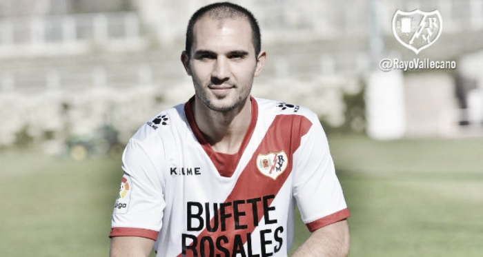 Armenteros visitendo la camiseta en su llegada en enero | Fotografía: Rayo Vallecano