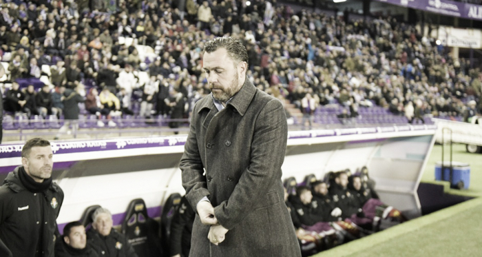Sergio González en zona de banquillos // Foto: Real Valladolid