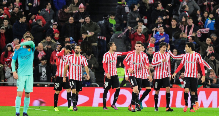 FOTO: 101greatsgoals.com// Los jugadores de Athletic celebrando un gol ante Barcelona con Lionel Messi a un costado de los protagonistas. 