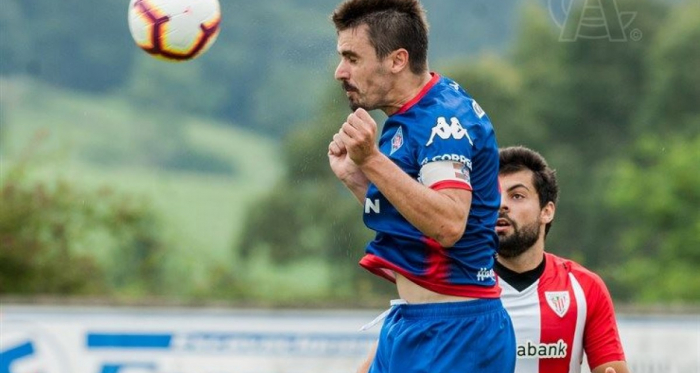 Aurtenetxe cabecea un balón ante la mirada de Villalibre. | FOTO: Athletic Club
