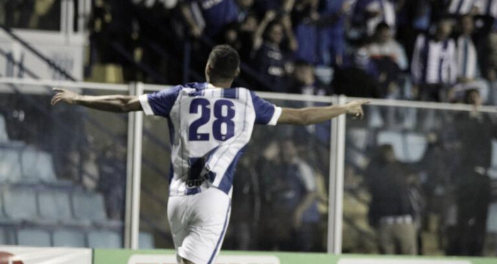Daniel Amorim comemorando com a torcida do Leão após seu segundo gol (Foto: Alceu Atherino/Avaí FC)