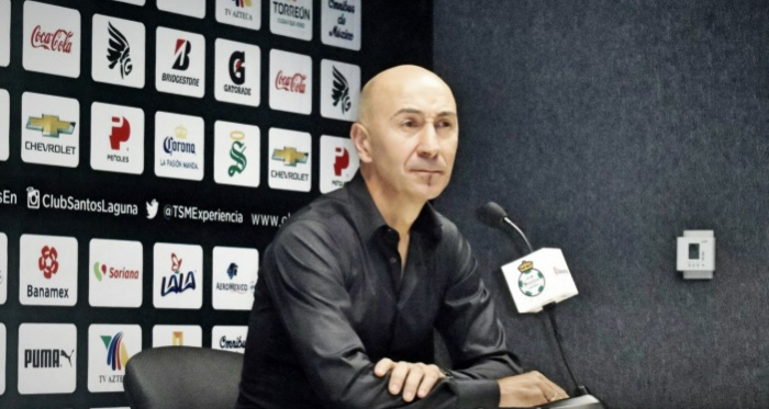 Pako Ayestarán declarando tras un partido como técnico de Santos | Foto: Lanetafutbolera.com