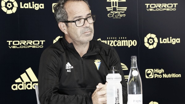 Álvaro Cervera ante los medios. Fuente: cádizcf.com