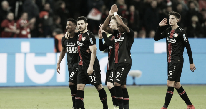 Jogadores do Bayer saudando sua torcida depois da vitória sobre o Düsseldorf (Foto: Bayer Leverkusen)