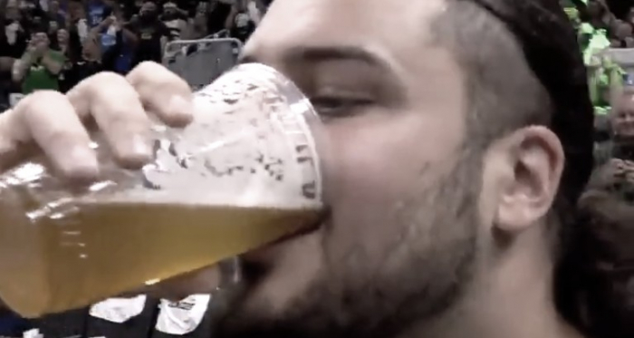 David Bakhtiari se torna atração nas finais da NBA por virar cerveja a cada jogo do Bucks em casa