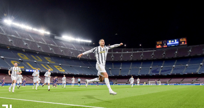 La Juve detta legge al Camp Nou: tris al Barça e primato nel girone