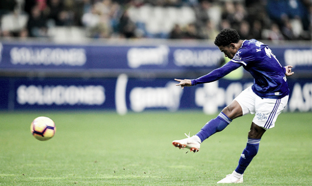 Bárcenas conecta su gran disparo ante el Tenerife | Imagen: Real Oviedo