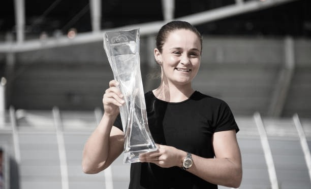 Barty posa para los fotógrafos tras su conquista del título en Miami. Foto: gettyimages.es