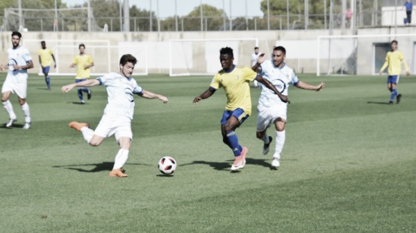 los jugadores luchan por el esférico. Fuente: cádizcf.com